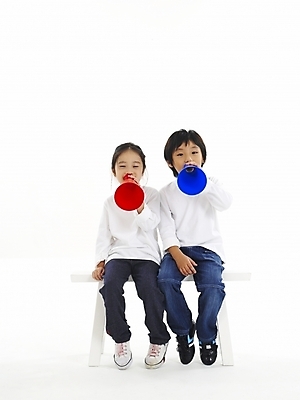 포토 JPG 스튜디오촬영 전신 여자 남자 어린이 포즈 의자 안내 누끼 사람 소녀 소년 두명 앞모습 친구 확성기 한국인 메시지 알림 어린이만 국내포토 뷰포인트 가구 관계 실내 동양인 파일형식