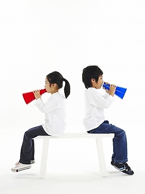 포토 JPG 스튜디오촬영 전신 여자 남자 어린이 포즈 의자 안내 누끼 사람 소녀 소년 두명 옆모습 친구 확성기 한국인 메시지 알림 어린이만 국내포토 뷰포인트 가구 관계 실내 동양인 파일형식