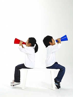 포토 JPG 스튜디오촬영 전신 여자 남자 어린이 포즈 의자 안내 누끼 사람 소녀 소년 두명 옆모습 친구 확성기 한국인 메시지 알림 어린이만 국내포토 뷰포인트 가구 관계 실내 동양인 파일형식