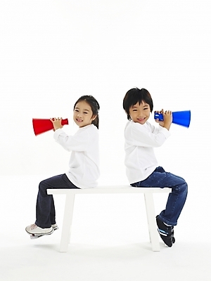 포토 JPG 스튜디오촬영 전신 여자 남자 어린이 포즈 의자 안내 누끼 사람 소녀 소년 두명 옆모습 친구 확성기 한국인 메시지 알림 어린이만 국내포토 뷰포인트 가구 관계 실내 동양인 파일형식