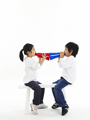 포토 JPG 스튜디오촬영 전신 여자 남자 어린이 포즈 의자 안내 누끼 사람 소녀 소년 두명 옆모습 친구 확성기 한국인 메시지 알림 어린이만 국내포토 뷰포인트 가구 관계 실내 동양인 파일형식