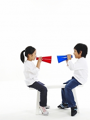 포토 JPG 스튜디오촬영 전신 여자 남자 어린이 포즈 의자 안내 누끼 사람 소녀 소년 두명 옆모습 친구 확성기 한국인 메시지 알림 어린이만 국내포토 뷰포인트 가구 관계 실내 동양인 파일형식