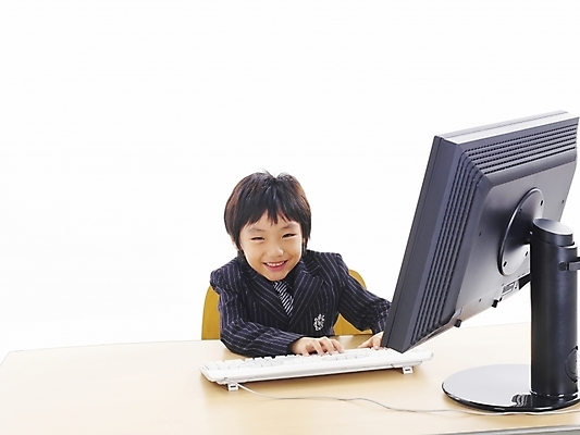 포토 JPG 스튜디오촬영 남자 어린이 포즈 비즈니스 부분 탁자 한명 사람 소년 상반신 컴퓨터 모니터 한국인 키보드 책상 남자만 남자한명만 어린이만 소년만 소년한명만 국내포토 1 가구 실내 동양인 전자제품 파일형식