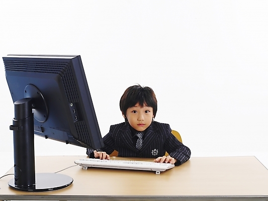 포토 JPG 스튜디오촬영 남자 어린이 포즈 비즈니스 부분 탁자 한명 사람 소년 상반신 컴퓨터 모니터 한국인 키보드 책상 남자만 남자한명만 어린이만 소년만 소년한명만 국내포토 1 가구 실내 동양인 전자제품 파일형식