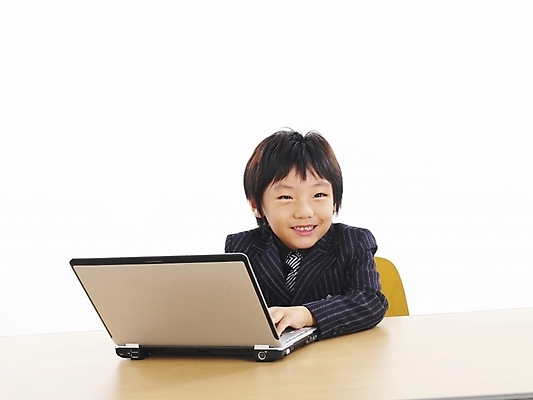 포토 JPG 스튜디오촬영 남자 어린이 포즈 비즈니스 부분 탁자 한명 사람 소년 상반신 노트북 컴퓨터 사무용품 한국인 책상 남자만 남자한명만 어린이만 소년만 소년한명만 국내포토 1 가구 문구용품 실내 동양인 전자제품 파일형식