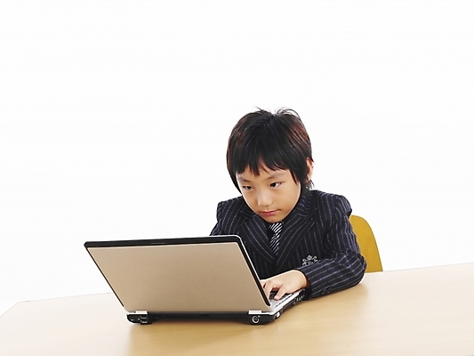 포토 JPG 스튜디오촬영 남자 어린이 포즈 비즈니스 부분 탁자 한명 사람 소년 상반신 노트북 컴퓨터 사무용품 한국인 책상 남자만 남자한명만 어린이만 소년만 소년한명만 국내포토 1 가구 문구용품 실내 동양인 전자제품 파일형식