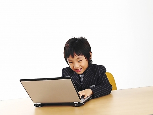 포토 JPG 스튜디오촬영 남자 어린이 포즈 비즈니스 부분 탁자 한명 사람 소년 상반신 노트북 컴퓨터 사무용품 한국인 책상 남자만 남자한명만 어린이만 소년만 소년한명만 국내포토 1 가구 문구용품 실내 동양인 전자제품 파일형식