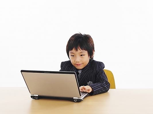 포토 JPG 스튜디오촬영 남자 어린이 포즈 비즈니스 부분 탁자 한명 사람 소년 상반신 노트북 컴퓨터 사무용품 한국인 책상 남자만 남자한명만 어린이만 소년만 소년한명만 국내포토 1 가구 문구용품 실내 동양인 전자제품 파일형식