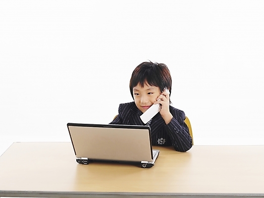 포토 JPG 스튜디오촬영 남자 어린이 포즈 비즈니스 부분 탁자 한명 사람 소년 상반신 노트북 스마트폰 컴퓨터 사무용품 한국인 전화기 책상 통화 남자만 남자한명만 어린이만 소년만 소년한명만 국내포토 1 가구 모션 문구용품 실내 동양인 전자제품 핸드폰 스마트기기 파일형식