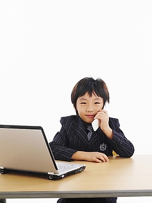 포토 JPG 스튜디오촬영 남자 어린이 포즈 비즈니스 부분 탁자 한명 사람 소년 상반신 노트북 스마트폰 컴퓨터 사무용품 한국인 전화기 책상 통화 남자만 남자한명만 어린이만 소년만 소년한명만 국내포토 1 가구 모션 문구용품 실내 동양인 전자제품 핸드폰 스마트기기 파일형식