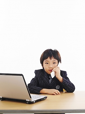 포토 JPG 스튜디오촬영 남자 어린이 포즈 비즈니스 부분 탁자 한명 사람 소년 상반신 노트북 스마트폰 컴퓨터 사무용품 한국인 전화기 책상 통화 남자만 남자한명만 어린이만 소년만 소년한명만 국내포토 1 가구 모션 문구용품 실내 동양인 전자제품 핸드폰 스마트기기 파일형식