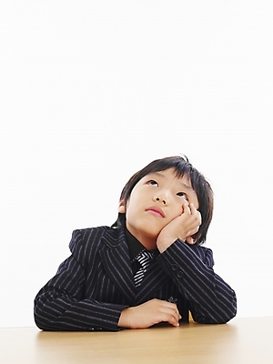 포토 JPG 스튜디오촬영 남자 어린이 포즈 생각 비즈니스 부분 탁자 한명 사람 소년 상반신 한국인 책상 고민 남자만 남자한명만 어린이만 소년만 소년한명만 국내포토 1 감정 가구 실내 동양인 파일형식