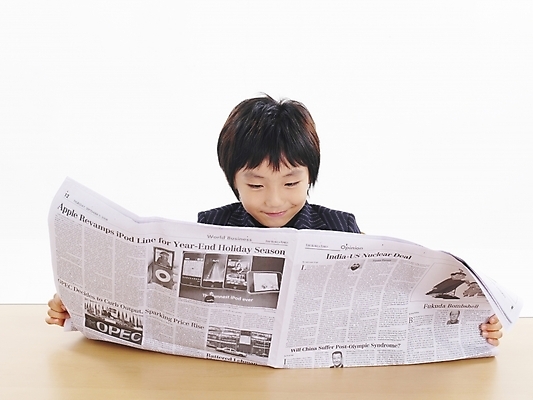 포토 JPG 스튜디오촬영 남자 어린이 포즈 비즈니스 부분 탁자 한명 사람 소년 상반신 한국인 신문 책상 남자만 남자한명만 어린이만 소년만 소년한명만 국내포토 1 가구 실내 동양인 간행물 뉴스 파일형식