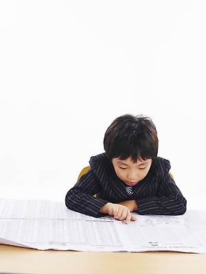 포토 JPG 스튜디오촬영 남자 어린이 포즈 비즈니스 부분 탁자 한명 사람 소년 상반신 한국인 신문 책상 남자만 남자한명만 어린이만 소년만 소년한명만 국내포토 1 가구 실내 동양인 간행물 뉴스 파일형식