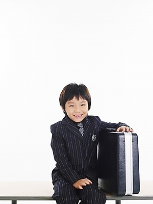 포토 JPG 스튜디오촬영 남자 어린이 포즈 서류가방 가방 비즈니스 부분 탁자 한명 사람 소년 상반신 한국인 책상 기밀가방 수트케이스 남자만 남자한명만 어린이만 소년만 소년한명만 국내포토 1 잡화 가구 실내 동양인 파일형식