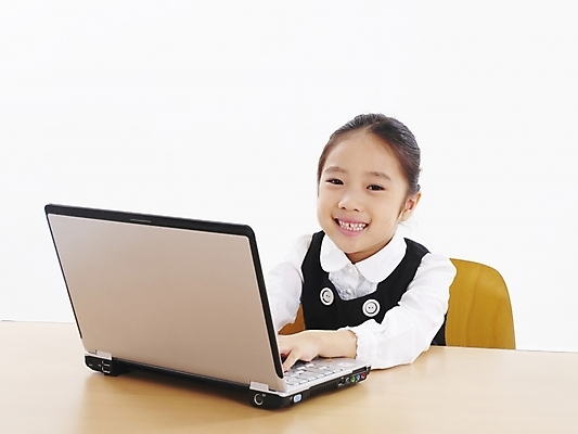 포토 JPG 스튜디오촬영 여자 어린이 포즈 비즈니스 부분 탁자 한명 사람 소녀 상반신 노트북 컴퓨터 사무용품 한국인 책상 여자만 여자한명만 어린이만 소녀만 소녀한명만 국내포토 1 가구 문구용품 실내 동양인 전자제품 파일형식