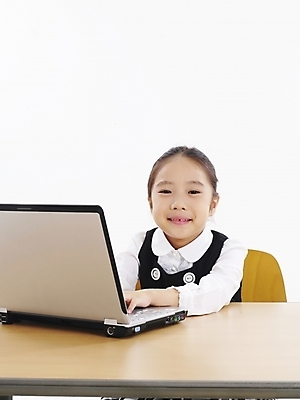 포토 JPG 스튜디오촬영 여자 어린이 포즈 비즈니스 부분 탁자 한명 사람 소녀 상반신 노트북 컴퓨터 사무용품 한국인 책상 여자만 여자한명만 어린이만 소녀만 소녀한명만 국내포토 1 가구 문구용품 실내 동양인 전자제품 파일형식