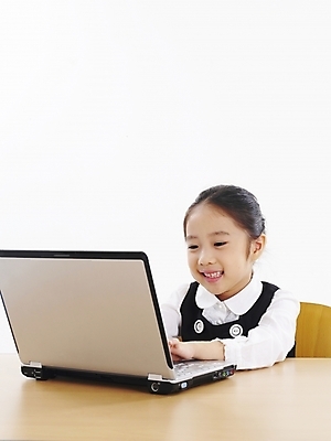 포토 JPG 스튜디오촬영 여자 어린이 포즈 비즈니스 부분 탁자 한명 사람 소녀 상반신 노트북 컴퓨터 사무용품 한국인 책상 여자만 여자한명만 어린이만 소녀만 소녀한명만 국내포토 1 가구 문구용품 실내 동양인 전자제품 파일형식