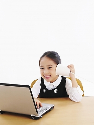 포토 JPG 스튜디오촬영 여자 어린이 포즈 비즈니스 부분 탁자 한명 사람 소녀 상반신 노트북 컴퓨터 사무용품 한국인 실전화기 책상 여자만 여자한명만 어린이만 소녀만 소녀한명만 국내포토 1 가구 문구용품 실내 동양인 전자제품 파일형식