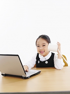 포토 JPG 스튜디오촬영 여자 어린이 포즈 비즈니스 부분 탁자 한명 사람 소녀 상반신 노트북 컴퓨터 사무용품 한국인 실전화기 책상 여자만 여자한명만 어린이만 소녀만 소녀한명만 국내포토 1 가구 문구용품 실내 동양인 전자제품 파일형식