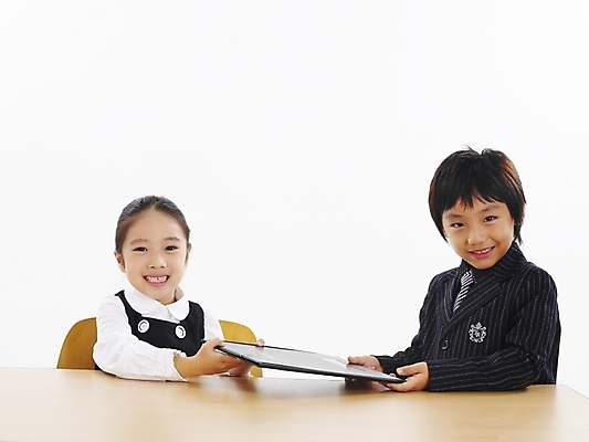 포토 JPG 스튜디오촬영 여자 남자 어린이 포즈 비즈니스 부분 탁자 사람 소녀 소년 상반신 두명 친구 한국인 책상 결재 결재판 어린이만 국내포토 가구 관계 실내 동양인 파일형식