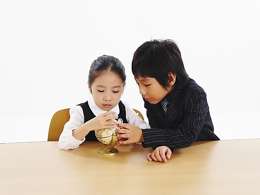 포토 JPG 스튜디오촬영 여자 남자 어린이 포즈 비즈니스 부분 탁자 사람 소녀 소년 상반신 두명 친구 지구본 한국인 책상 어린이만 국내포토 가구 관계 실내 동양인 파일형식