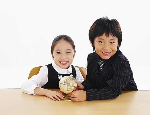 포토 JPG 스튜디오촬영 여자 남자 어린이 포즈 비즈니스 부분 탁자 사람 소녀 소년 상반신 두명 친구 지구본 한국인 책상 어린이만 국내포토 가구 관계 실내 동양인 파일형식