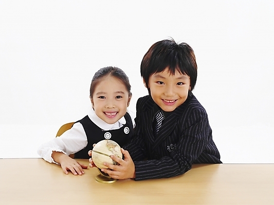 포토 JPG 스튜디오촬영 여자 남자 어린이 포즈 비즈니스 부분 탁자 사람 소녀 소년 상반신 두명 친구 지구본 한국인 책상 어린이만 국내포토 가구 관계 실내 동양인 파일형식