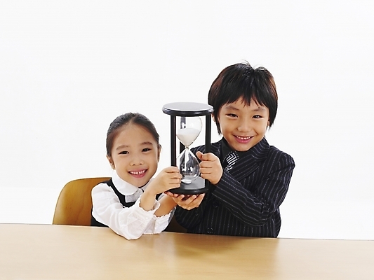 포토 JPG 스튜디오촬영 여자 남자 어린이 포즈 비즈니스 부분 탁자 사람 소녀 소년 상반신 두명 친구 한국인 모래시계 책상 어린이만 국내포토 모래 시계 가구 관계 실내 동양인 파일형식
