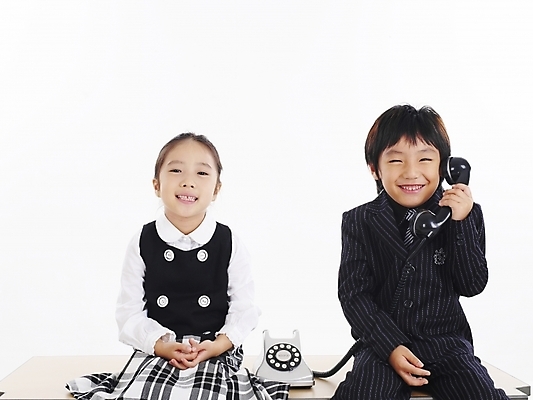 포토 JPG 스튜디오촬영 여자 남자 어린이 포즈 비즈니스 부분 탁자 커뮤니케이션 사람 소녀 소년 상반신 두명 친구 한국인 전화기 책상 통화 어린이만 국내포토 가구 관계 모션 실내 동양인 파일형식