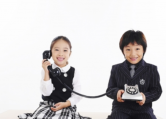 포토 JPG 스튜디오촬영 여자 남자 어린이 포즈 비즈니스 부분 탁자 커뮤니케이션 사람 소녀 소년 상반신 두명 친구 한국인 전화기 책상 통화 어린이만 국내포토 가구 관계 모션 실내 동양인 파일형식