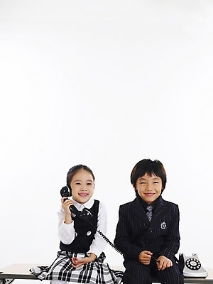 포토 JPG 스튜디오촬영 여자 남자 어린이 포즈 비즈니스 부분 탁자 커뮤니케이션 사람 소녀 소년 상반신 두명 친구 한국인 전화기 책상 통화 어린이만 국내포토 가구 관계 모션 실내 동양인 파일형식