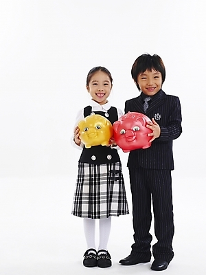 포토 JPG 스튜디오촬영 전신 여자 남자 어린이 포즈 비즈니스 누끼 사람 소녀 소년 두명 금융 친구 저축 한국인 돼지저금통 저금통 절약 어린이경제 어린이만 국내포토 컨셉 관계 실내 동양인 경제 파일형식