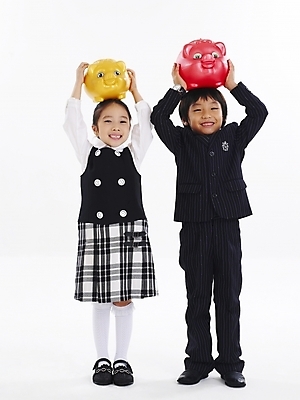 포토 JPG 스튜디오촬영 전신 여자 남자 어린이 포즈 비즈니스 누끼 사람 소녀 소년 두명 금융 친구 저축 한국인 돼지저금통 저금통 절약 어린이경제 어린이만 국내포토 컨셉 관계 실내 동양인 경제 파일형식