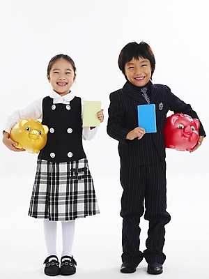 포토 JPG 스튜디오촬영 전신 여자 남자 어린이 포즈 비즈니스 봉투 누끼 사람 소녀 소년 두명 금융 친구 저축 한국인 돼지저금통 저금통 절약 어린이경제 어린이만 국내포토 컨셉 관계 실내 동양인 경제 파일형식