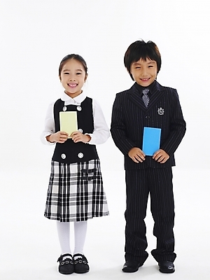 포토 JPG 스튜디오촬영 전신 여자 남자 어린이 포즈 비즈니스 봉투 누끼 사람 소녀 소년 두명 친구 한국인 어린이만 국내포토 관계 실내 동양인 파일형식