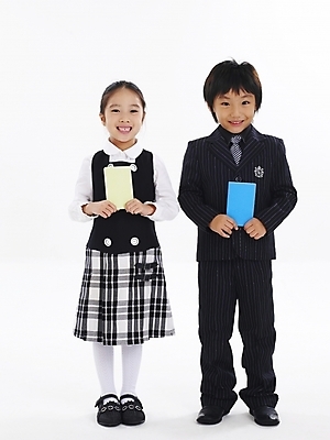 포토 JPG 스튜디오촬영 전신 여자 남자 어린이 포즈 비즈니스 봉투 누끼 사람 소녀 소년 두명 친구 한국인 어린이만 국내포토 관계 실내 동양인 파일형식