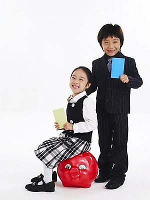 포토 JPG 스튜디오촬영 전신 여자 남자 어린이 포즈 비즈니스 봉투 사람 소녀 소년 두명 금융 친구 저축 한국인 돼지저금통 저금통 절약 어린이경제 어린이만 국내포토 컨셉 관계 실내 동양인 경제 파일형식