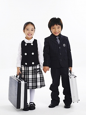 포토 JPG 스튜디오촬영 전신 여자 남자 어린이 포즈 서류가방 가방 비즈니스 사람 소녀 소년 두명 친구 한국인 기밀가방 수트케이스 어린이만 국내포토 잡화 관계 실내 동양인 파일형식