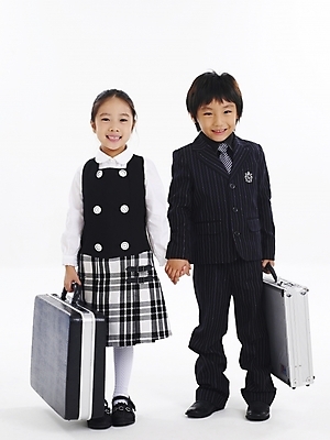 포토 JPG 스튜디오촬영 전신 여자 남자 어린이 포즈 서류가방 가방 비즈니스 사람 소녀 소년 두명 친구 한국인 기밀가방 수트케이스 어린이만 국내포토 잡화 관계 실내 동양인 파일형식