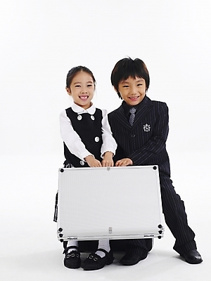 포토 JPG 스튜디오촬영 전신 여자 남자 어린이 포즈 서류가방 가방 비즈니스 누끼 사람 소녀 소년 두명 친구 한국인 기밀가방 수트케이스 어린이만 국내포토 잡화 관계 실내 동양인 파일형식