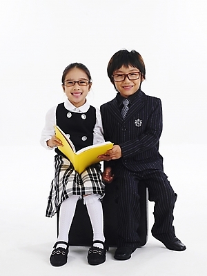 포토 JPG 스튜디오촬영 전신 여자 어린이교육 교육 남자 안경 어린이 포즈 비즈니스 누끼 사람 소녀 소년 두명 간행물 책 친구 독서 한국인 어린이만 국내포토 잡화 관계 실내 동양인 파일형식