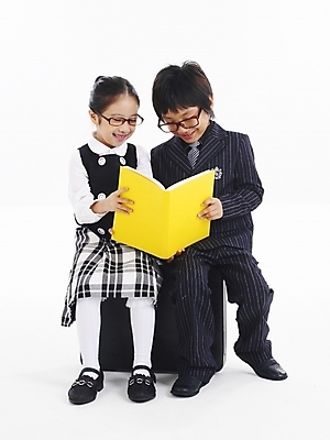 포토 JPG 스튜디오촬영 전신 여자 어린이교육 교육 남자 안경 어린이 포즈 비즈니스 누끼 사람 소녀 소년 두명 간행물 책 친구 독서 한국인 어린이만 국내포토 잡화 관계 실내 동양인 파일형식