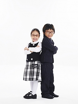 포토 JPG 스튜디오촬영 전신 여자 남자 안경 어린이 포즈 비즈니스 누끼 사람 소녀 소년 두명 친구 한국인 어린이만 국내포토 잡화 관계 실내 동양인 파일형식