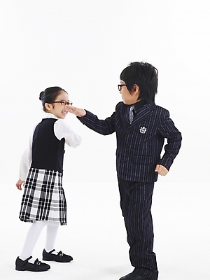 포토 JPG 스튜디오촬영 전신 여자 남자 안경 어린이 포즈 비즈니스 누끼 사람 손짓 소녀 소년 두명 친구 한국인 손뼉 하이파이브 어린이만 국내포토 잡화 관계 모션 실내 동양인 파일형식