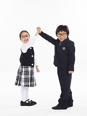 포토 JPG 스튜디오촬영 전신 여자 남자 안경 어린이 포즈 비즈니스 누끼 사람 손짓 소녀 소년 두명 친구 한국인 손뼉 하이파이브 어린이만 국내포토 잡화 관계 모션 실내 동양인 파일형식