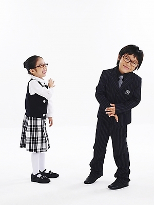 포토 JPG 스튜디오촬영 전신 여자 남자 안경 어린이 포즈 비즈니스 누끼 사람 소녀 소년 두명 친구 한국인 어린이만 국내포토 잡화 관계 실내 동양인 파일형식