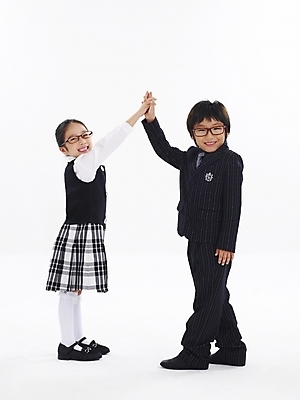 포토 JPG 스튜디오촬영 전신 여자 남자 안경 어린이 포즈 비즈니스 누끼 사람 손짓 소녀 소년 두명 친구 한국인 손뼉 하이파이브 어린이만 국내포토 잡화 관계 모션 실내 동양인 파일형식