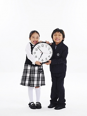 포토 JPG 스튜디오촬영 전신 여자 남자 어린이 시계 포즈 비즈니스 누끼 사람 소녀 소년 두명 친구 한국인 시간 벽시계 어린이만 국내포토 관계 실내 동양인 파일형식