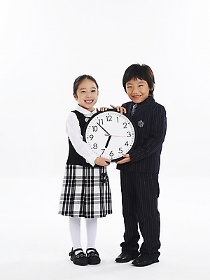 포토 JPG 스튜디오촬영 전신 여자 남자 어린이 시계 포즈 비즈니스 누끼 사람 소녀 소년 두명 친구 한국인 시간 벽시계 어린이만 국내포토 관계 실내 동양인 파일형식